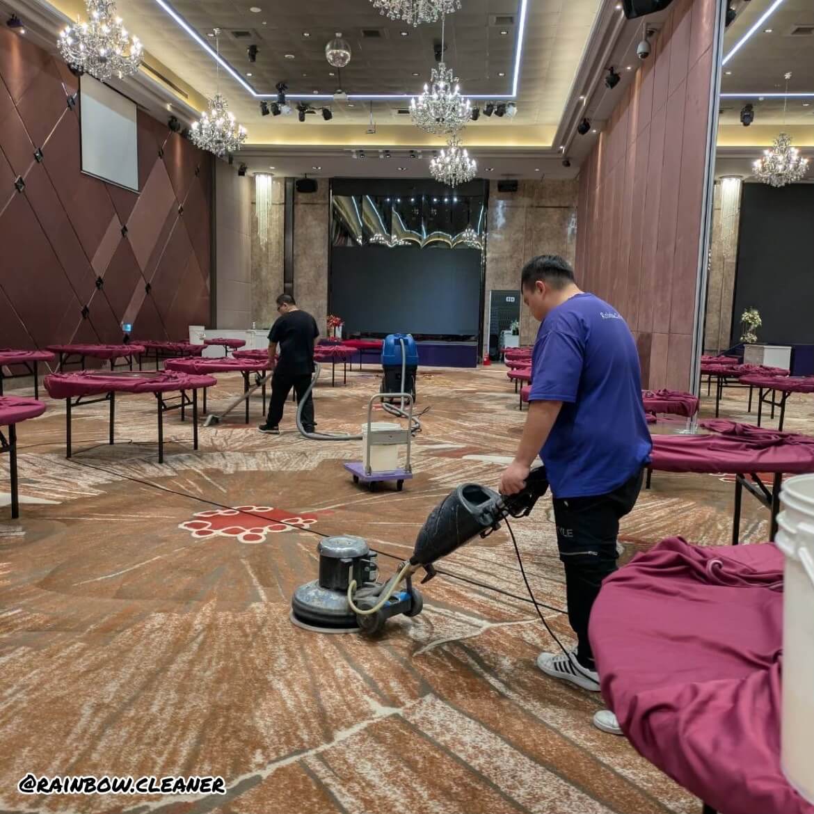 台中辦公室地毯清洗施工中